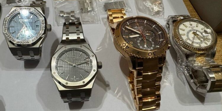 Розкіш у війну. В Україні перекрили канал контрабанди діамантів і швейцарських годинників (ФОТО)