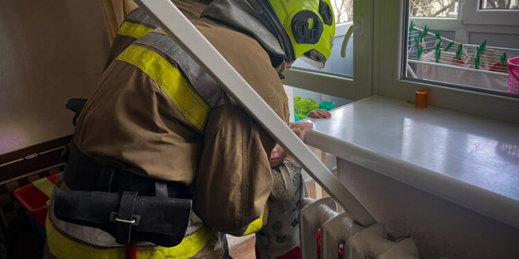 Дитина, чоловік і жінка – хто врятований вчора у Миколаєві та Південноукраїнську (ФОТО)