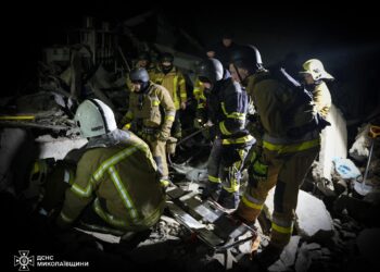 У Миколаєві рятувальники завершили розбір завалів після ракетного удару та деблокували тіла двох загиблих жінок (ФОТО)