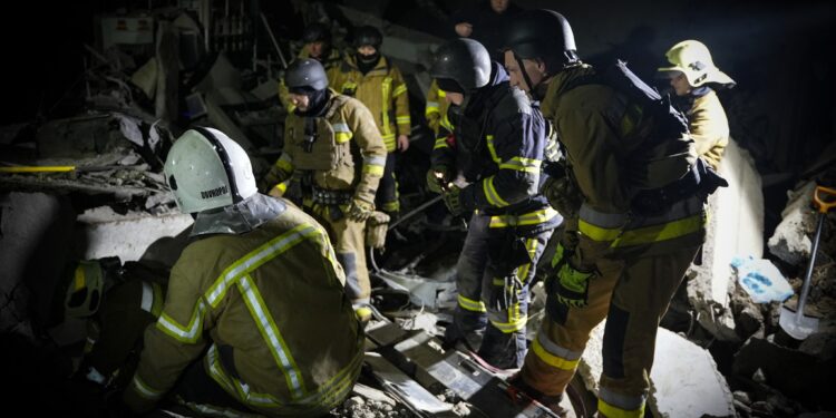 У Миколаєві рятувальники завершили розбір завалів після ракетного удару та деблокували тіла двох загиблих жінок (ФОТО)