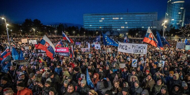 У Словаччині близько 100 тис. громадян протестували проти проросійської політики Фіцо (ФОТО, ВІДЕО)