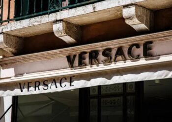 Versace виставили на продаж, хто хоче купити