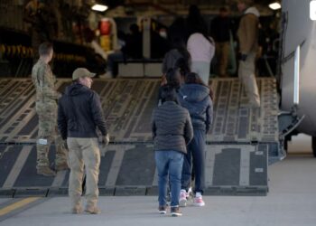 Депортація із США мігрантів військовим літаком коштує у 5 разів дорожче квитка першого класу