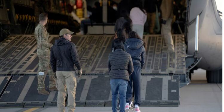 Депортація із США мігрантів військовим літаком коштує у 5 разів дорожче квитка першого класу