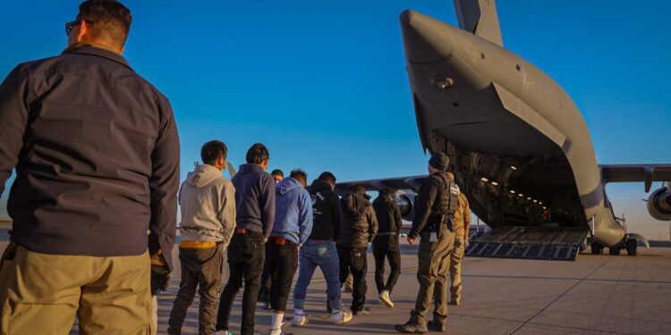 США почали депортацію нелегальних мігрантів – Мексика не дала дозволу на посадку літака з ними