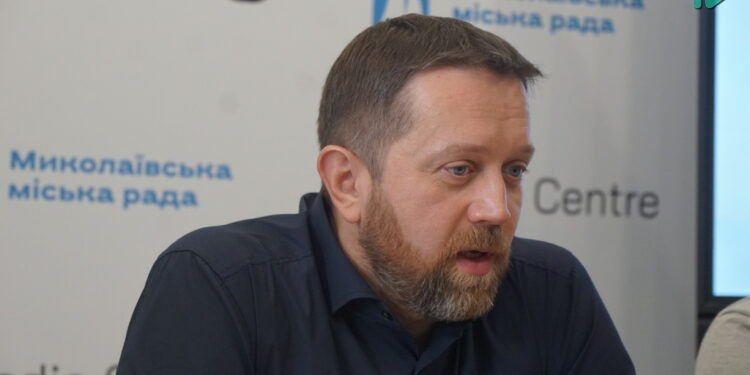 Директор Департаменту ЖКГ підтримав обрізку платанів на Соборній у Миколаєві – закликав згадати про алергіків і навів позитивні приклади (ВІДЕО)