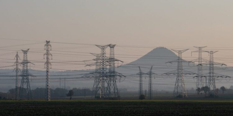 Держкомпанія Словаччини готова постачати Україні електроенергію – попри погрози Фіцо