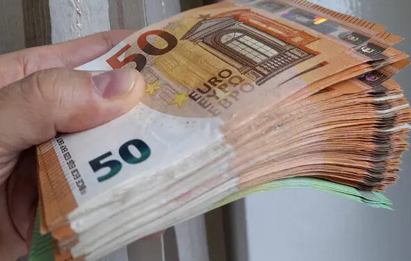 На Сумщині комунальники знайшли 6 тис. євро і викинули в сміття – думали, сувенірні