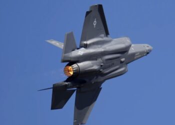 У США на Алясці розбився винищувач F-35. Пілот катапультувався (ВІДЕО)