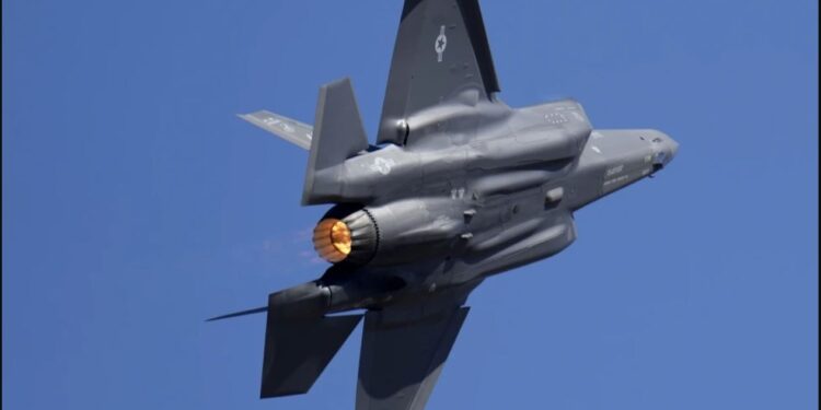 У США на Алясці розбився винищувач F-35. Пілот катапультувався (ВІДЕО)