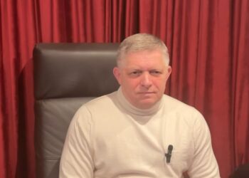 То хамить, то проситься. Фіцо знову активувався – сказав, що “не український слуга” і пригрозив виходом з ЄС (ВІДЕО)