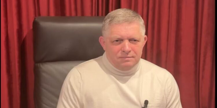 То хамить, то проситься. Фіцо знову активувався – сказав, що “не український слуга” і пригрозив виходом з ЄС (ВІДЕО)