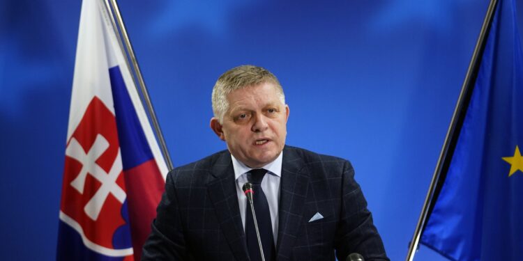 Фіцо після візиту до Путіна і відвертого хамства запросив Зеленського на зустріч. І отримав відповідь (ВІДЕО)