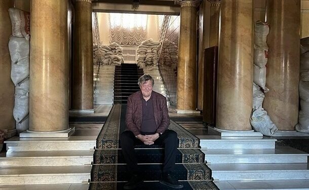 Стівен Фрай закликав світ підтримувати Україну (ВIДЕО)