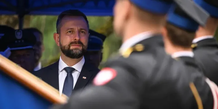 Поляки втомилися від війни і українців, які розкошують у Польщі, – міністр оборони