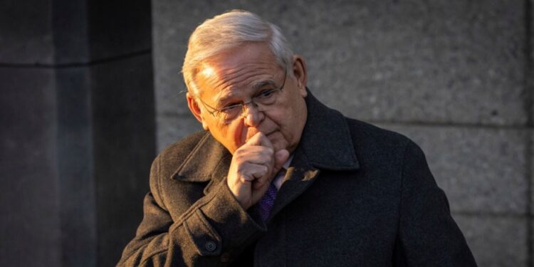 У США до 11 років ув’язнення засудили колишнього впливового сенатора-демократа. Що він зробив