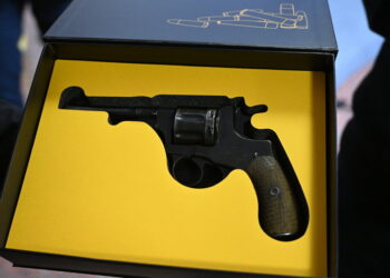 Укрпошта продає через аукціон 11 наганів, якими радянські листоноші були озброєні у 20-х роках минулого століття (ФОТО)