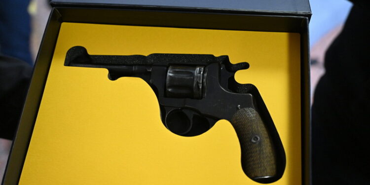 Укрпошта продає через аукціон 11 наганів, якими радянські листоноші були озброєні у 20-х роках минулого століття (ФОТО)