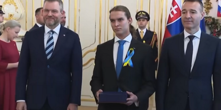 У Словаччині підліток не потиснув президенту руку через його антиукраїнську позицію, Фіцо скандально прокоментував (ВІДЕО)