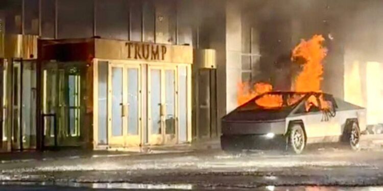 Біля готелю Trump Las Vegas вибухнув Cybertuck: є загиблий і постраждалі  (ВIДЕО)