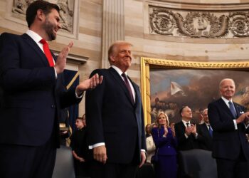 Трамп під час інавгурації не поклав руку на Біблію. Тож чи була клятва? (ФОТО)