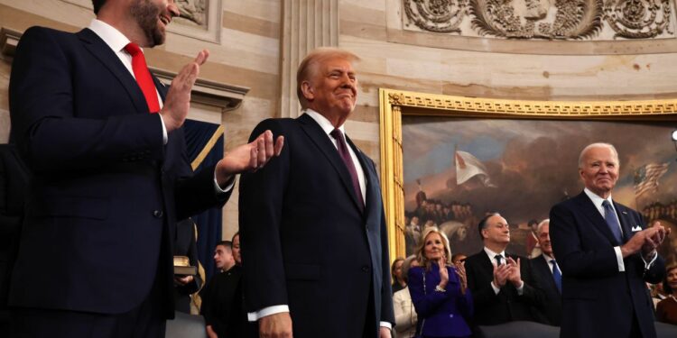 Трамп під час інавгурації не поклав руку на Біблію. Тож чи була клятва? (ФОТО)