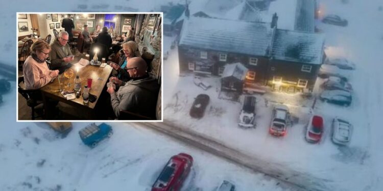 Не найгірший варіант. У Британії 30 людей через сніг заблоковані у пабі на горі (ВІДЕО)