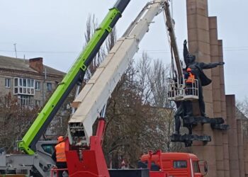 Нарешті. В Миколаєві демонтують пам’ятник ленінському комсомолу (ФОТО)