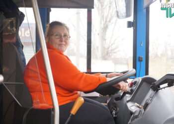 Перша жінка-водій комунального автобусу у Миколаєві працює на 79-му маршруті (ВІДЕО)