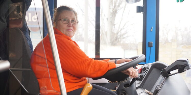 Перша жінка-водій комунального автобусу у Миколаєві працює на 79-му маршруті (ВІДЕО)