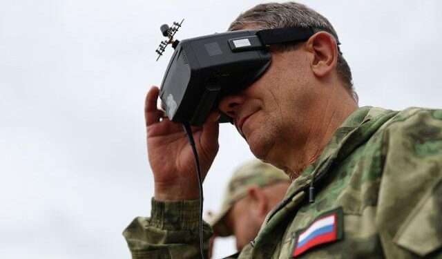 Російські військові отримали цікаву гуманітарку – FPV- окуляри, начинені вибухівкою