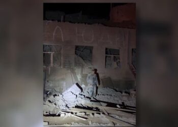 Росіяни завдали удару КАБом по школі-інтернату на Курщині – під завалами 95 людей (ВІДЕО)