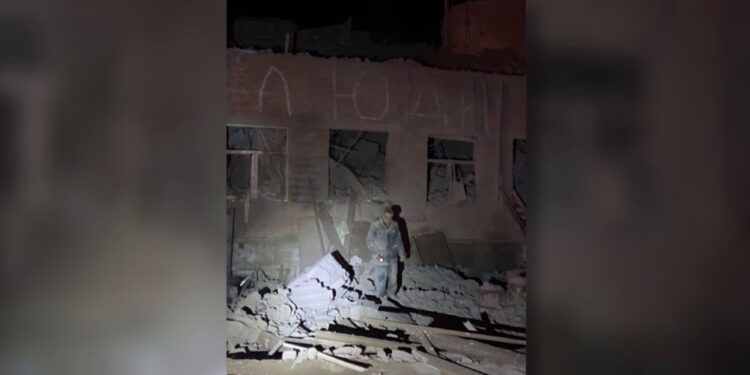 Росіяни завдали удару КАБом по школі-інтернату на Курщині – під завалами 95 людей (ВІДЕО)