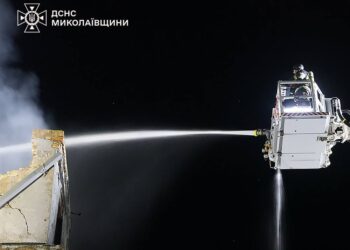 Рятувальники показали ліквідацію наслідків нічної атаки БпЛА на Миколаїв (ФОТО)