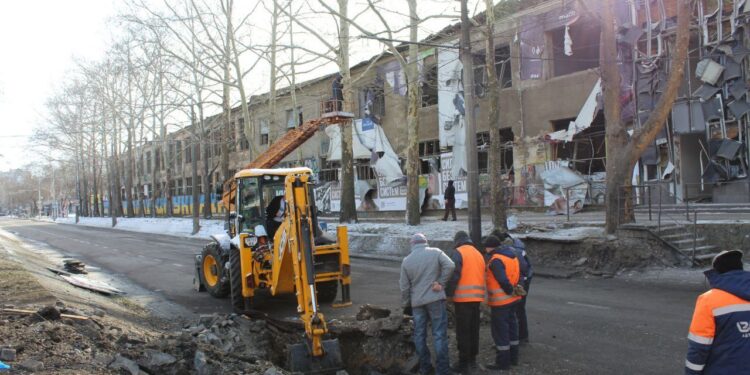 У Миколаєві частково перекрили для проїзду пр.Центральний, бо дрон пошкодив і каналізаційний колектор