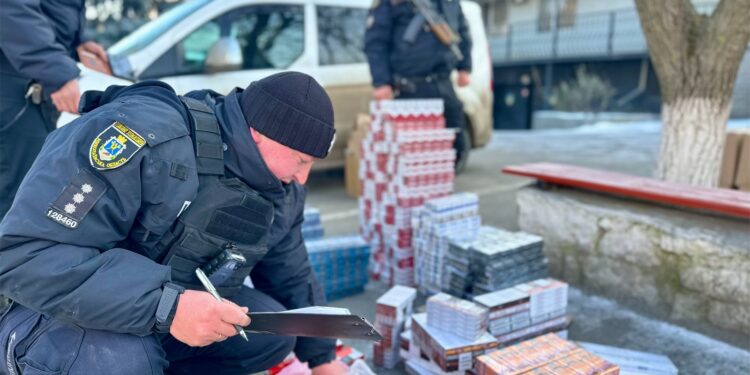 Сигарети та спиртне в баклажках – на Миколаївщині чоловік перевозив підакцизний товар на 108 тис.грн. без документів (ФОТО)