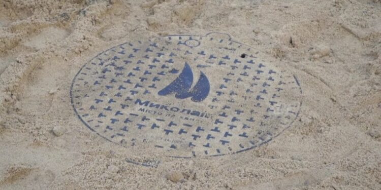 У Миколаєві відновили каналізаційний колодязь, пошкоджений російським дроном, але рух проспектом ще частково перекритий (ВІДЕО)