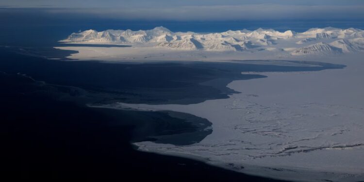 Площа морського льоду в Арктиці та Антарктиді зменшилась до історичного мінімуму