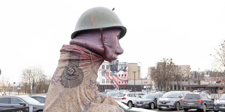 Chuilo – у литовському Каунасі показали скульптуру путіна, яка говорить сама за себе (ФОТО)