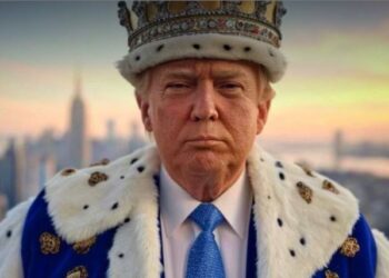 Трамп себе “коронував” – відповідні фото опублікував він сам і сайт Білого дому (ФОТО)