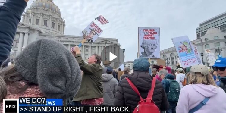 «Боягузи вклоняються, патріоти встають» – в США пройшли мітинги проти Трампа і Маска (ФОТО, ВІДЕО)