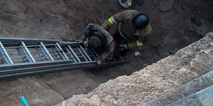 В Очакові чоловік впав у 7-метрову траншею – зараз в лікарні