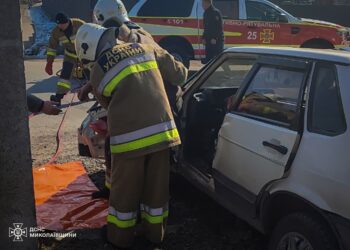 На Миколаївщині постраждалого внаслідок ДТП водія з автівки діставали рятувальники (ФОТО)