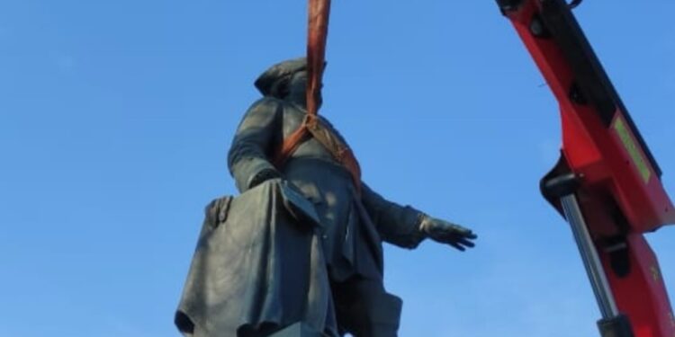 У Полтаві нарешті демонтували пам’ятник Петру І, на черзі – ще декілька пам’яток, пов’язаних з іменем російського імператора (ФОТО)