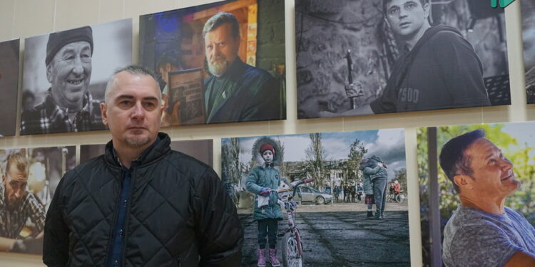 Справжні емоції – у Миколаєві відкрилась фотовиставка Дмитра Скороходова «Очі війни» (ФОТО)