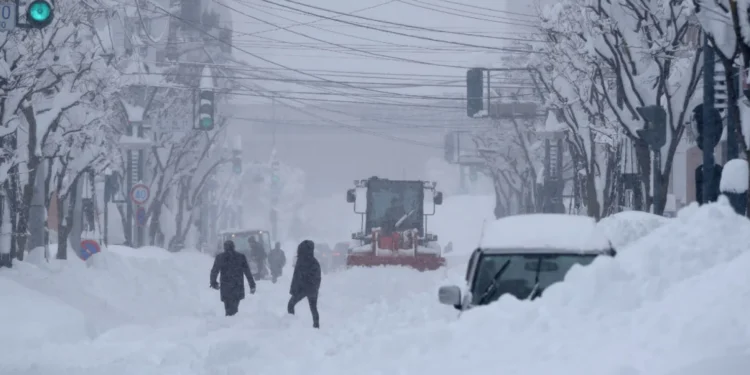 В Японії аномальні хуртовини, намело снігу більше метра (ВІДЕО)
