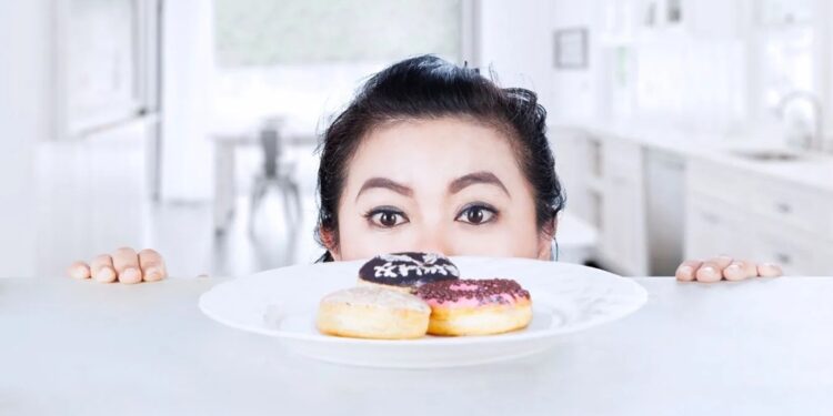 Німецькі вчені з’ясували, чому навіть після ситного обіду хочеться чогось солодкого