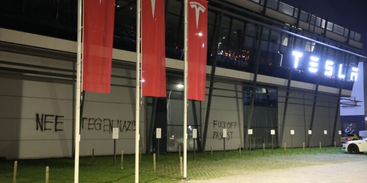Автосалон Tesla в Гаазі розмалювали свастиками і гаслами