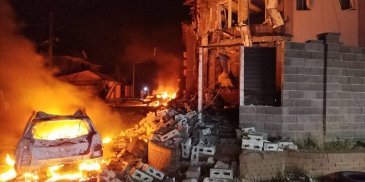 Внаслідок нічної російської атаки у Запоріжжі постраждала 1 людина (ФОТО, ВІДЕО)