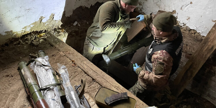 Чий сховок? На Чернігівщині знайшли 3 схрони з майже тонною зброї (ФОТО, ВІДЕО)